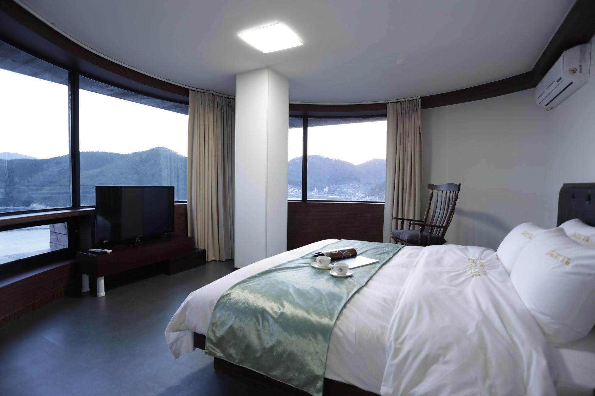 Radiance Tourist Hotel Geoje Eksteriør bilde