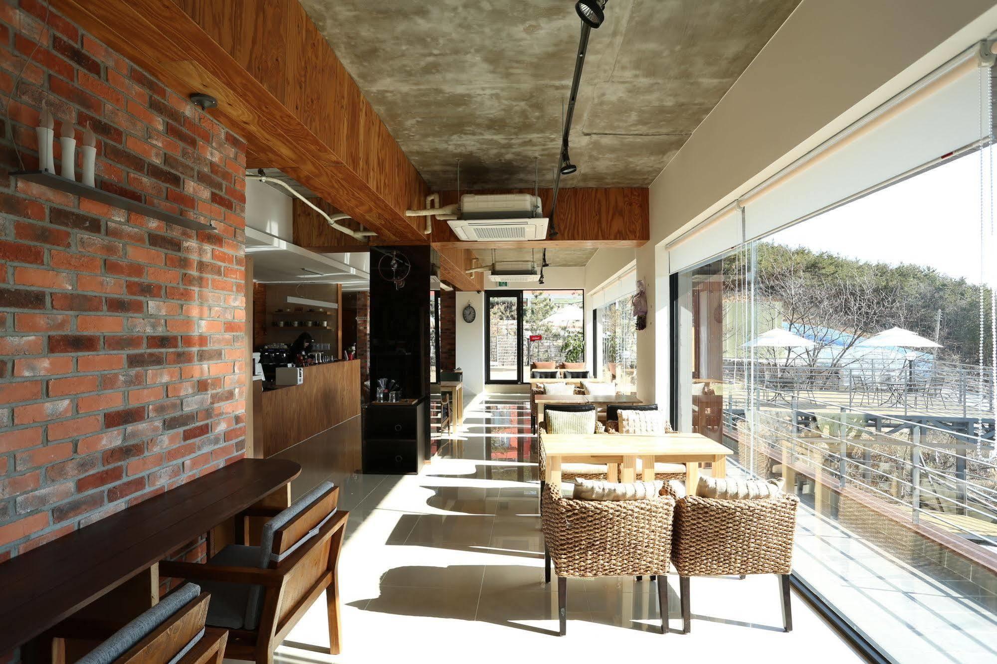 Radiance Tourist Hotel Geoje Eksteriør bilde